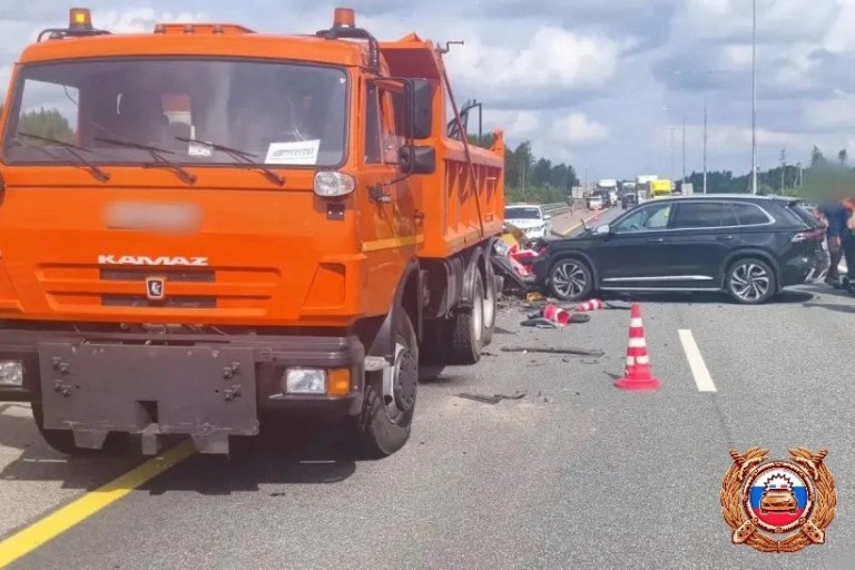 В Тверской области внедорожник протаранил стоявший большегруз