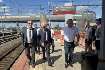 Владимир Васильев встретился с железнодорожниками на вокзале в Бологое