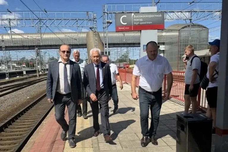 Владимир Васильев встретился с железнодорожниками на вокзале в Бологое