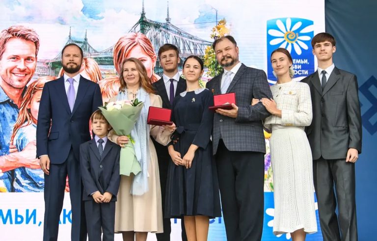 Виталий Королев вручил награды примерам истинной любви и верности
