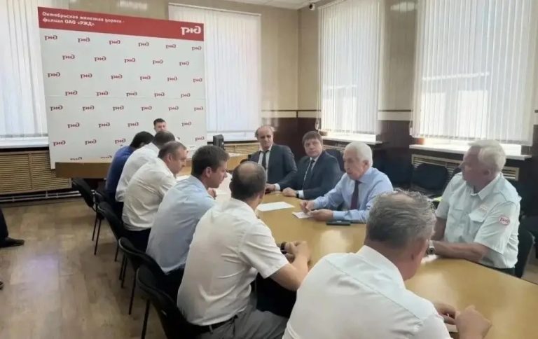 Владимир Васильев встретился с железнодорожниками на вокзале в Бологое