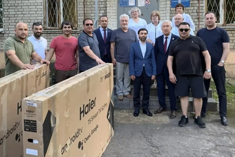 Владимир Васильев передал телевизоры тверской станции переливания крови