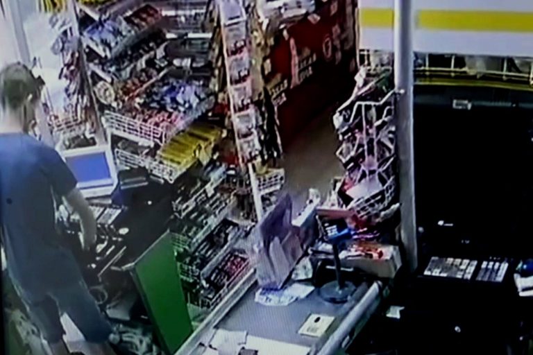 В Тверской области сотрудника магазина поймали на краже выручки