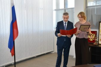 Вдове погибшего в зоне СВО судьи из Тверской области вручили посмертную награду Вдове погибшего в зоне СВО судьи из Тверской области вручили посмертную награду