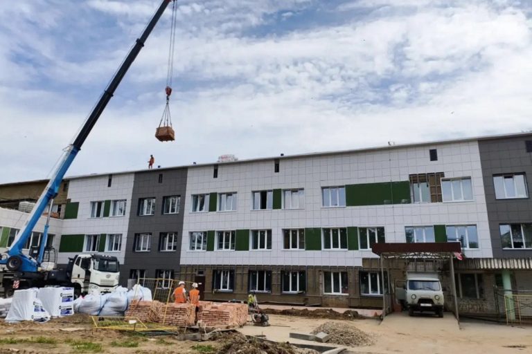 Виталий Королев показал, как идет ремонт Зубцовской ЦРБ