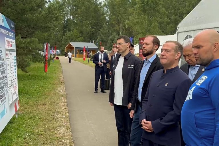 Дмитрий Медведев, Игорь Щёголев, Виталий Королев встретились с молодежью под Ржевом