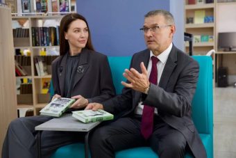 Депутат Госдумы Алёна Аршинова посетила обновленную библиотеку в Бежецком округе