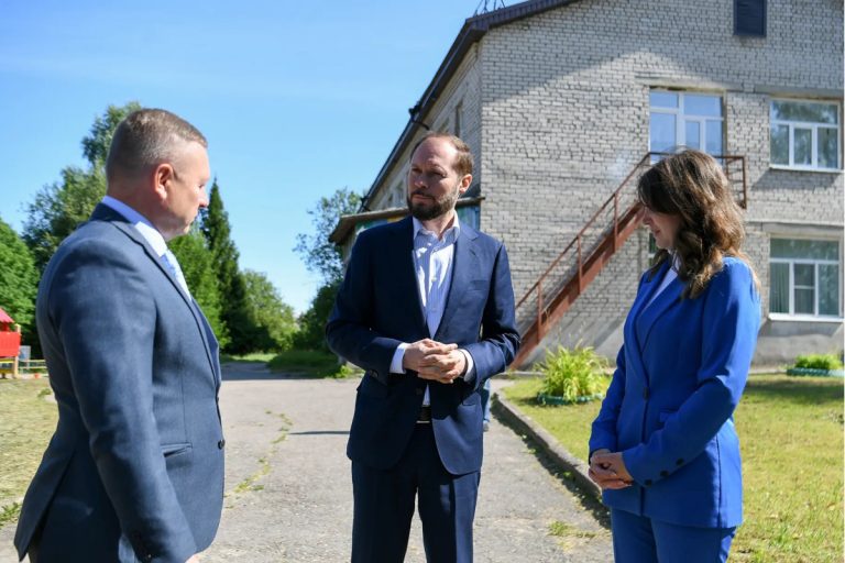 В Молоково по поручению Виталия Королева отремонтируют дороги и соцобъекты