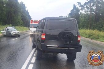 В Твери молодая женщина на УАЗе протаранила попутный Nissan В Твери молодая женщина на УАЗе протаранила попутный Nissan