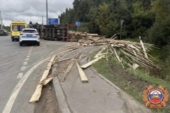 В Твери перевернулся многотонный лесовоз