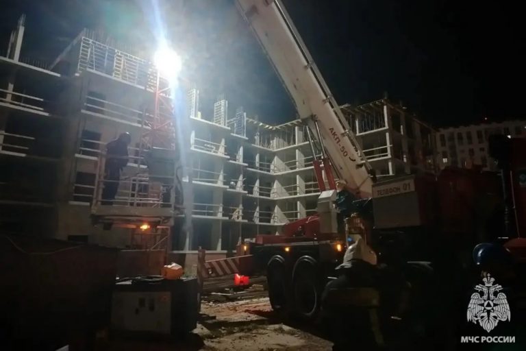 В Твери спасатели выручили крановщика, которому стало плохо