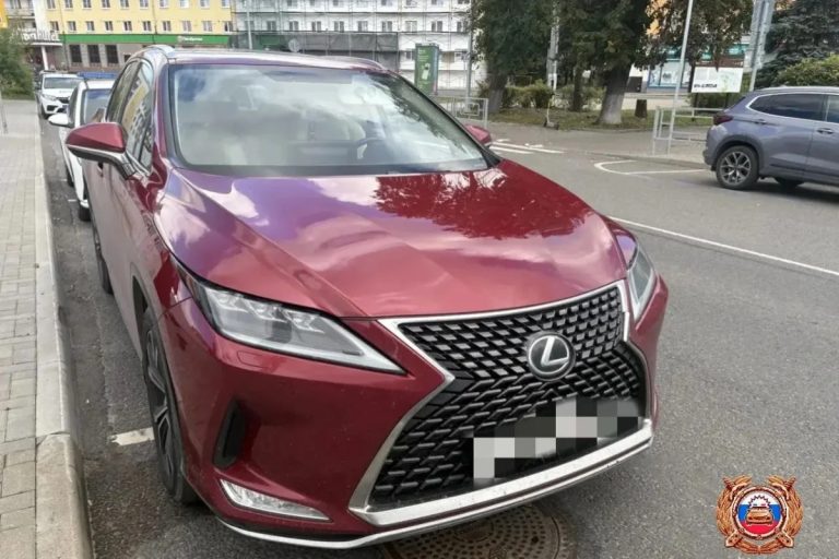 В центре Твери автоледи на Lexus устроила ДТП с пострадавшим