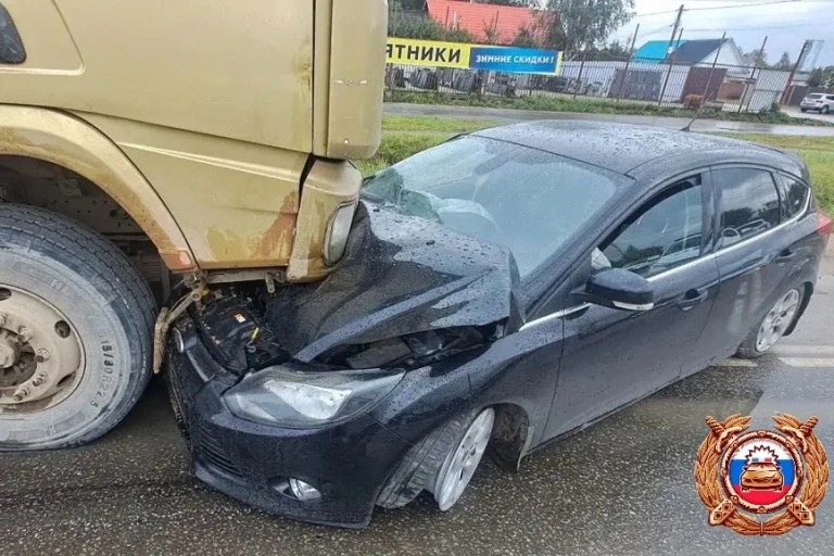 Женщина пострадала в столкновении легковушки с самосвалом под Тверью