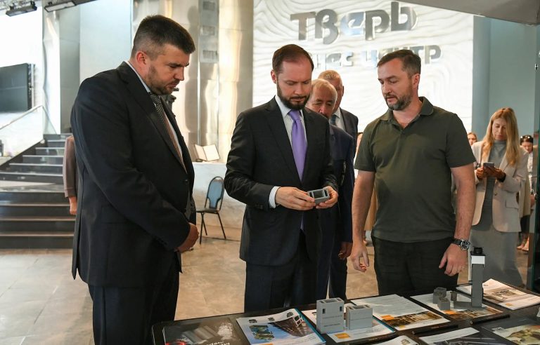 Виталий Королев вручил награды в преддверии Дня строителя