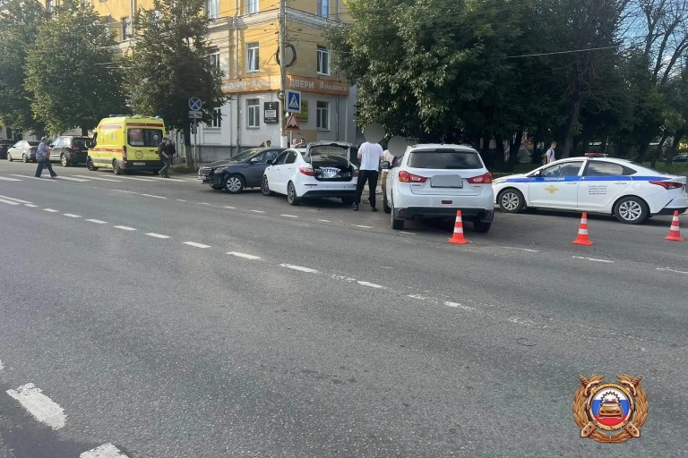 Женщину госпитализировали после тройного ДТП в Твери