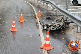 Мопед протаранил металлическое ограждение в Тверской области