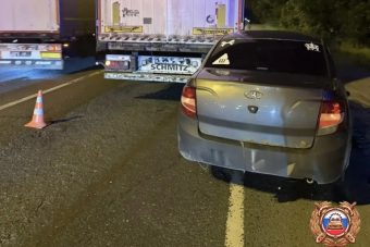 Женщина на легковушке протаранила фуру в Тверской области Женщина на легковушке протаранила фуру в Тверской области