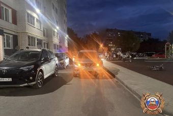 В Твери пятилетняя девочка попала под машину во дворе дома В Твери пятилетняя девочка попала под машину во дворе дома