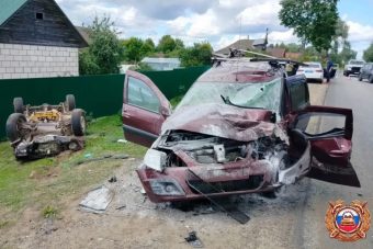 В Тверской области Lada протаранила и перевернула припаркованный внедорожник В Тверской области Lada протаранила и перевернула припаркованный внедорожник