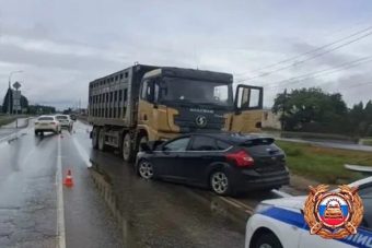 Женщина пострадала в столкновении легковушки с самосвалом под Тверью Женщина пострадала в столкновении легковушки с самосвалом под Тверью