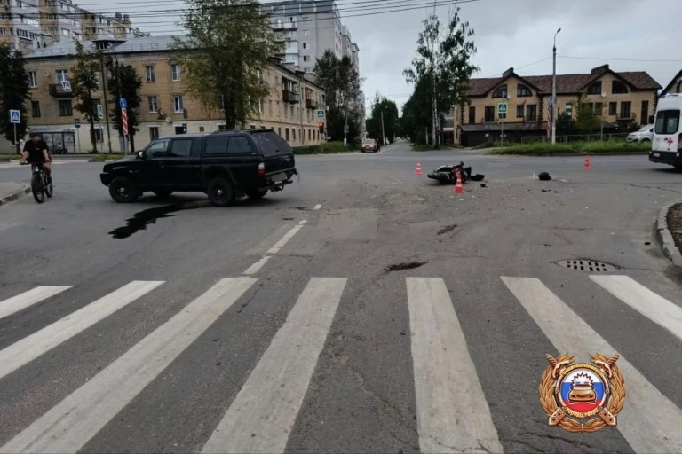 Байкер пострадал в столкновении мотоцикла с внедорожником в Твери