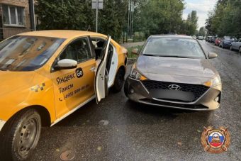 В Твери Hyundai протаранил стоящее такси, пострадали двое В Твери Hyundai протаранил стоящее такси, пострадали двое
