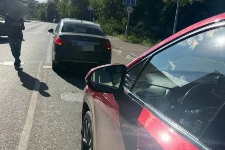 В центре Твери автоледи на Lexus устроила ДТП с пострадавшим