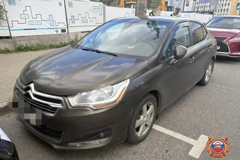 В центре Твери автоледи на Lexus устроила ДТП с пострадавшим