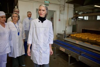 Алёна Аршинова посетила тверской хлебзавод с 85-летней историей