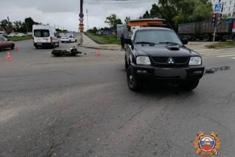 Байкер пострадал в столкновении мотоцикла с внедорожником в Твери
