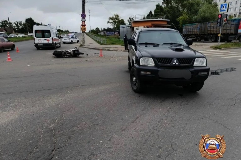 Байкер пострадал в столкновении мотоцикла с внедорожником в Твери
