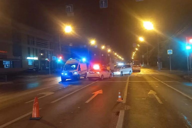 Два авто столкнулись на улице Маяковского в Твери, есть пострадавшая