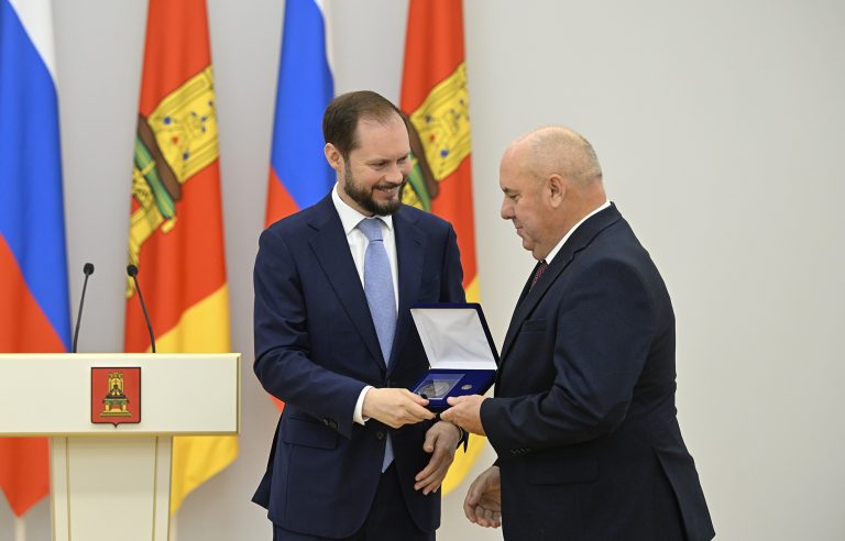 Виталий Королев вручил награды жителям Тверской области