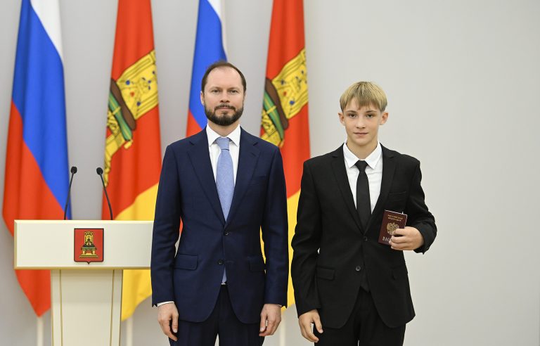 Виталий Королев вручил награды жителям Тверской области