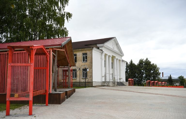 Виталий Королев поручил открыть в Красном Холме кинотеатр