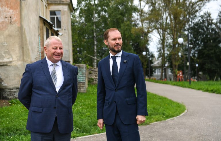 Виталий Королев поручил открыть в Красном Холме кинотеатр