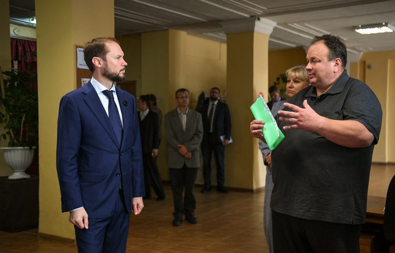 Виталий Королев поручил открыть в Красном Холме кинотеатр