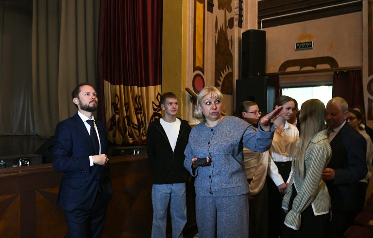 Виталий Королев поручил открыть в Красном Холме кинотеатр