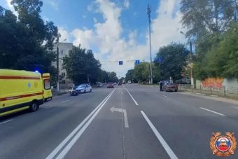 Неосторожный поворот легковушки стал причиной ДТП с мотоциклом в Твери