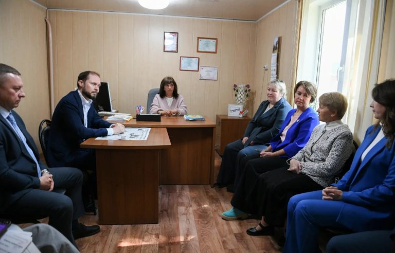 В Молоково по поручению Виталия Королева отремонтируют дороги и соцобъекты