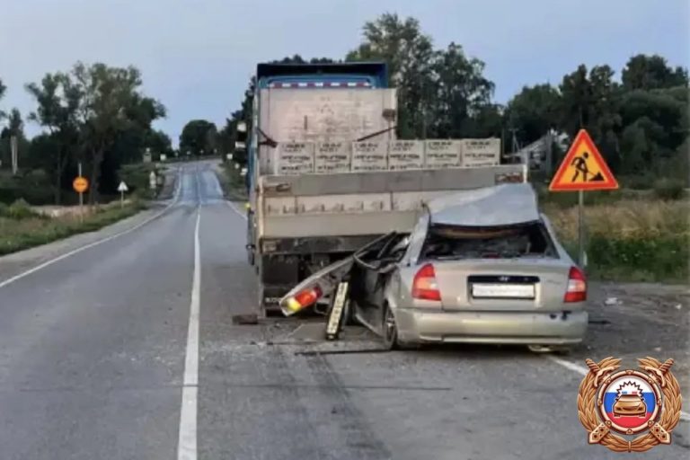 Под Тверью водитель легковушки опасно сократил дистанцию и погиб