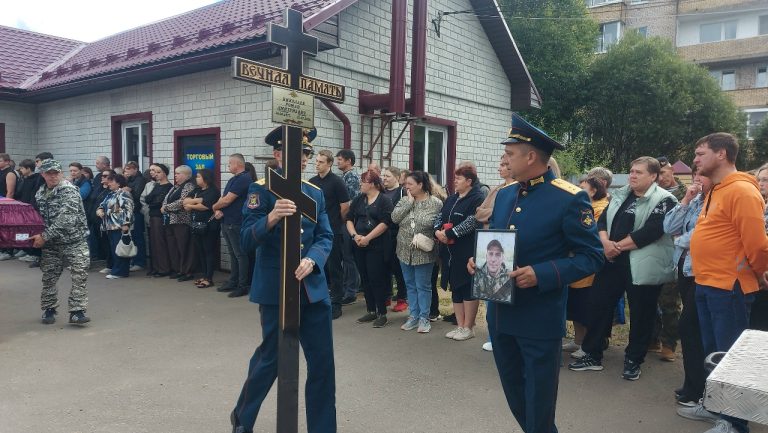 В Тверской области под звуки траурного залпа простились с погибшим в зоне СВО бойцом