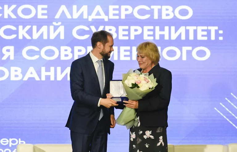 Виталий Королев сообщил об увеличении выплаты учителям к 1 сентября