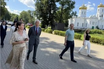 В Вышнем Волочке ремонтируют дороги и общественные пространства по инициативе «Единой России»