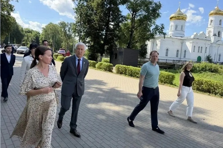 В Вышнем Волочке ремонтируют дороги и общественные пространства по инициативе «Единой России»