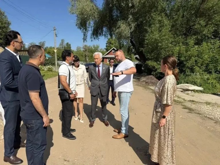 В Вышнем Волочке ремонтируют дороги и общественные пространства по инициативе «Единой России»