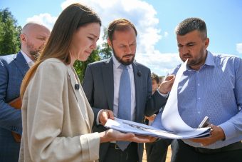 Виталий Королев и Алёна Аршинова ознакомились с ходом реновации Горсада в Твери