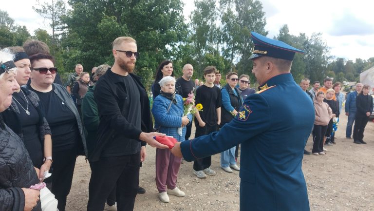 В Тверской области под звуки траурного залпа простились с погибшим в зоне СВО бойцом