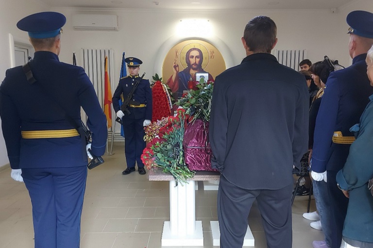 В Тверской области под звуки траурного залпа простились с погибшим в зоне СВО бойцом