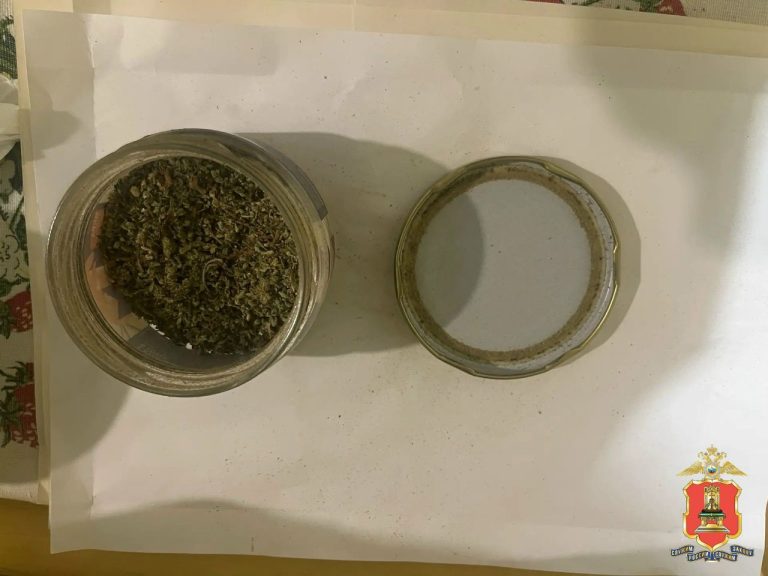 У охранника из Белого городка нашли 50 патронов и марихуану